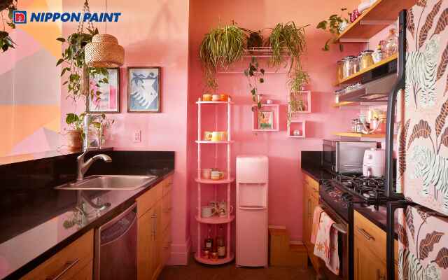 Vàng kem pha cam nhạt giúp khu bếp trở nên thân thiện và tràn đầy sinh khí