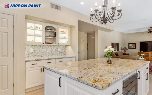 Tường bếp màu kem phối phụ kiện xám tạo điểm nhấn sang trọng, sạch sẽ