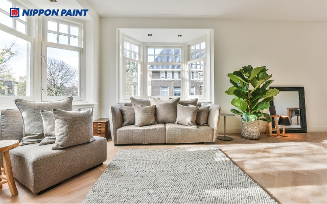 Sự giao thoa tinh tế giữa ghi sáng và trắng ngà giúp phòng khách thoáng đãng