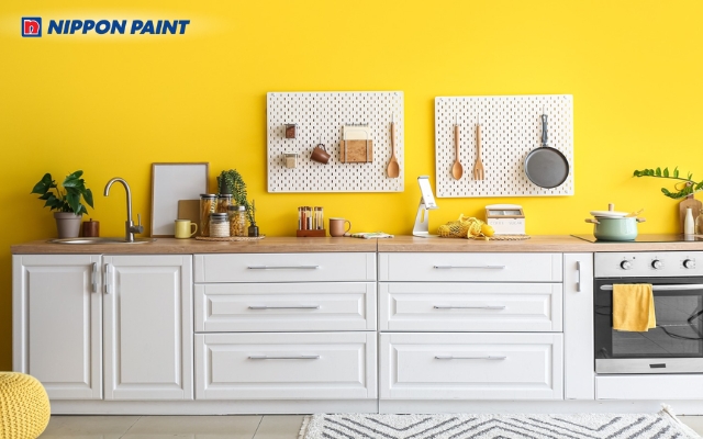 Vàng kem chủ đạo kết hợp tủ bếp màu nâu tạo cảm giác ấm cúng và sạch sẽ