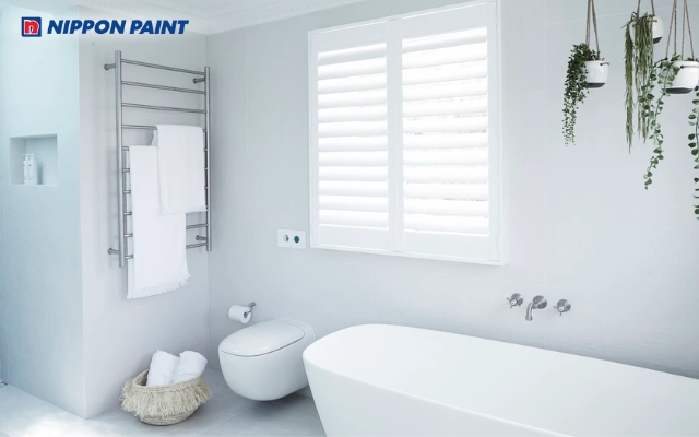 Trắng kết hợp sắc ghi nhẹ, mang lại không gian vệ sinh hài hòa và tiện nghi