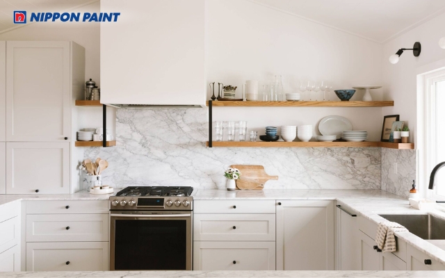 Sắc trắng ngà thanh lịch phối cùng mặt đá bếp màu vàng đầy tinh tế