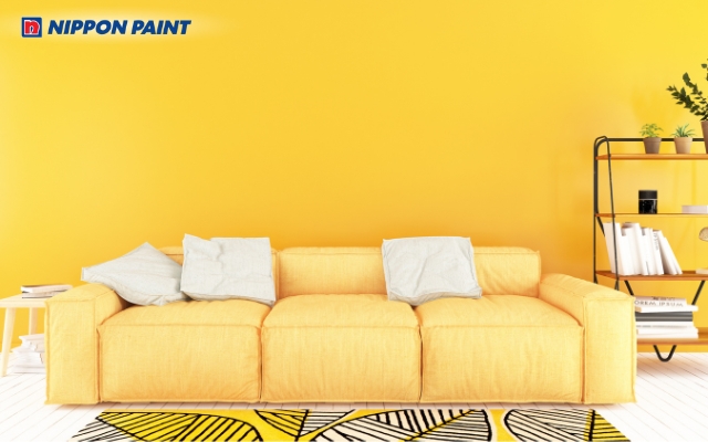 Điểm nhấn tường vàng cát trên nền trắng khơi dậy tài lộc và sự sáng tạo