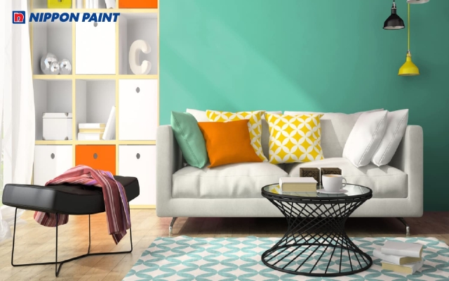 Gam xanh lục bảo làm mảng tường nhấn giúp phòng khách thêm chiều sâu