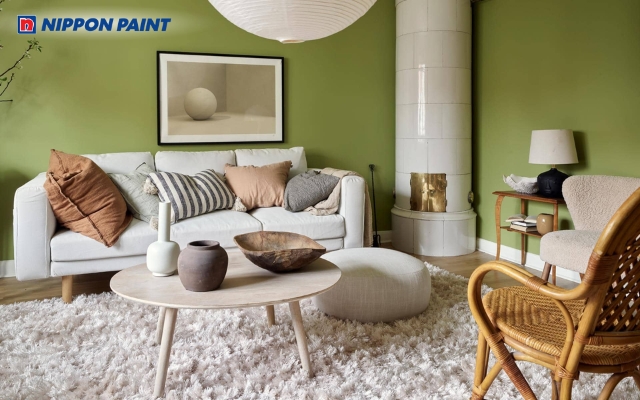 Xanh lá nhạt kết hợp gỗ trầm mang đến phòng khách ấm áp và gần gũi