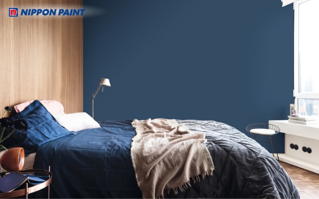 Gam xanh navy trầm ấm làm điểm nhấn mảng tường đầu giường ấn tượng