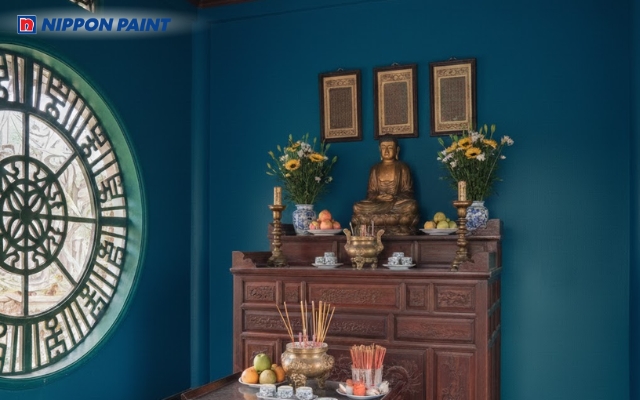 Màu xanh dương đậm cùng nội thất chạm trổ giúp không gian trở nên trang trọng