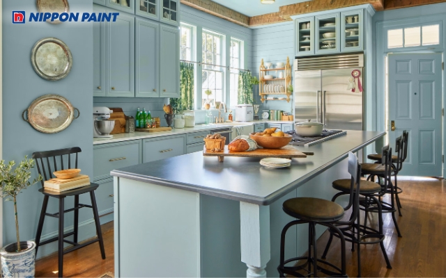 Màu xanh dịu mang lại cảm giác sạch sẽ, thoáng đãng cho khu vực bếp