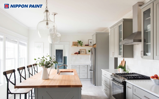 Tông màu trắng sáng thanh lịch tạo nên một phòng ăn tối ấm cúng cho gia đình