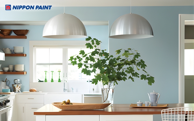 Trắng làm nền, xanh nhẹ ở mảng tường nhấn giúp không gian bếp hài hòa