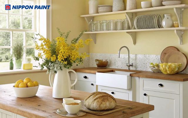 Gam màu vàng nhạt giúp căn bếp trông sáng sủa, ấm áp, sang trọng hơn