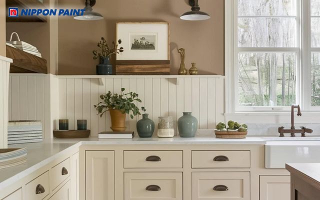 Tường sơn màu nâu be giúp phòng bếp trông hiện đại, sang trọng hơn