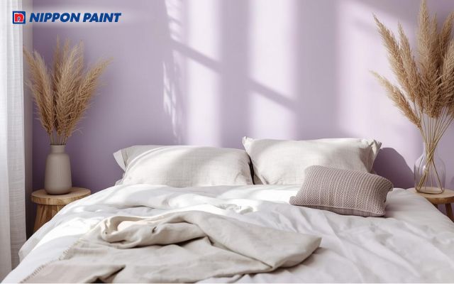Sử dụng sơn màu tím nhạt khiến phòng ngủ trở nên mềm mại và thơ mộng hơn