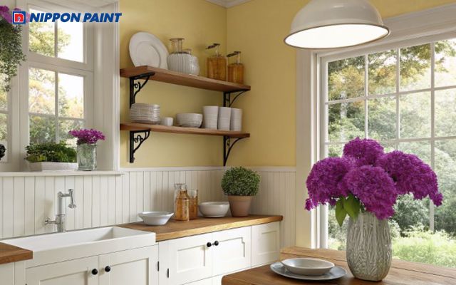 Sử dụng sơn màu vàng nhạt phối cùng trắng kem giúp phòng bếp trở nên tươi sáng hơn