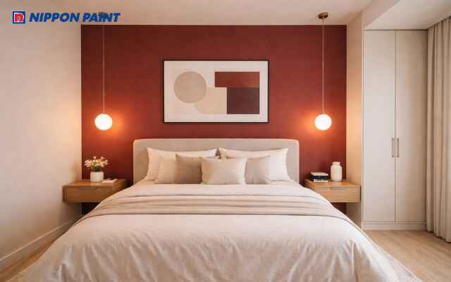 Một mảng tường đỏ đô phía đầu giường giúp kích hoạt vận may