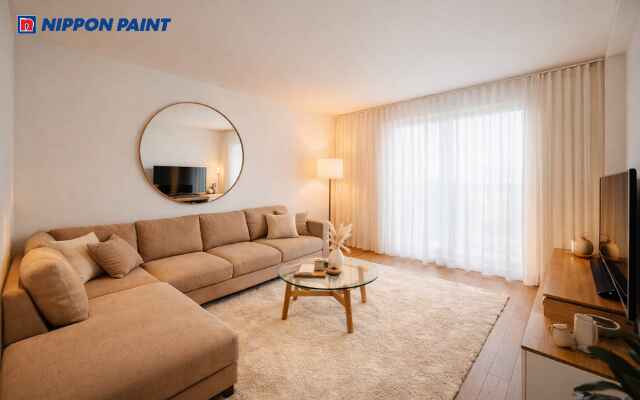 Màu nâu nhạt giúp phòng khách trông rộng rãi và ấm áp hơn