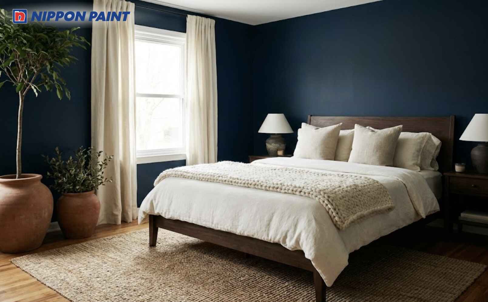 Phòng ngủ xanh navy đậm kết hợp màu trắng ngà giúp tinh thần thả lỏng hơn