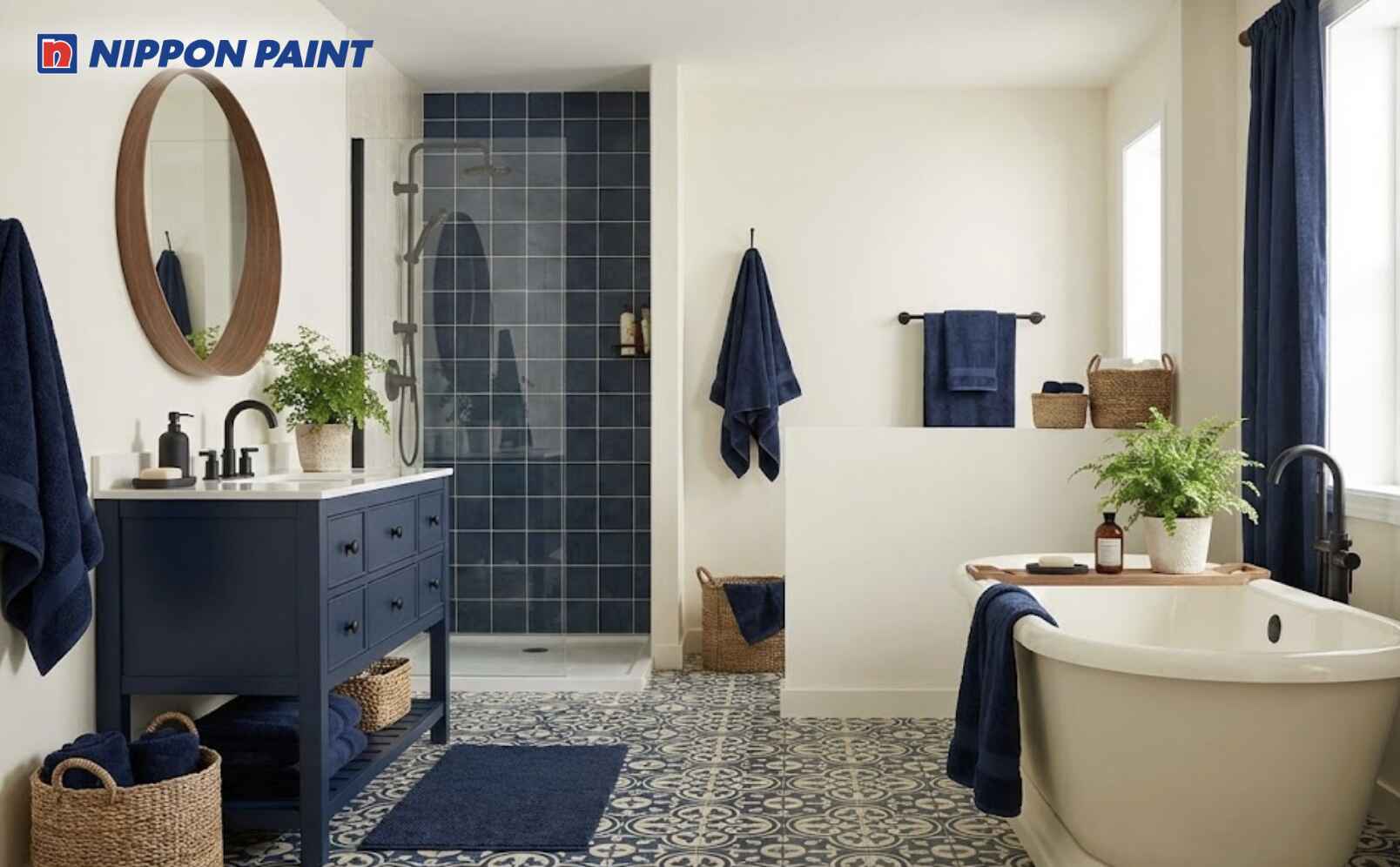 Trắng kem với xanh navy giúp phòng tắm sáng thoáng, tinh tế và dễ phối nội thất