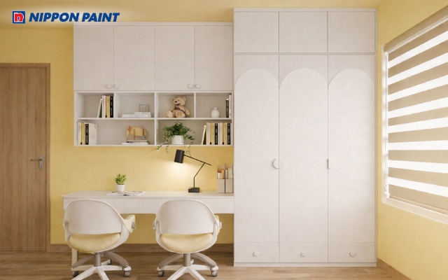 Phòng học sơn vàng pastel kết hợp nội thất trắng, tạo không gian sáng và dễ chịu cho bé