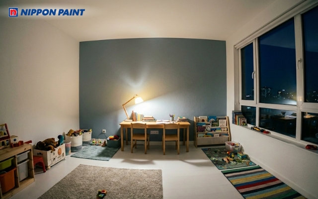 Màu trắng chủ đạo và mảng tường màu xám ghi ở bàn học sẽ giúp bé không bị xao nhãng