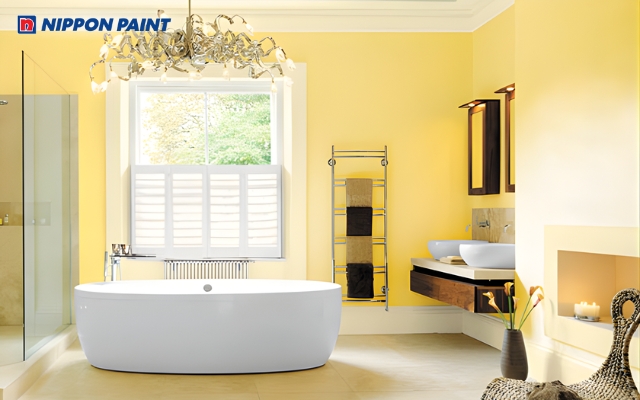 Phối màu trắng kem với điểm nhấn vàng giúp phòng tắm thêm sáng sủa, sạch sẽ và an toàn cho trẻ