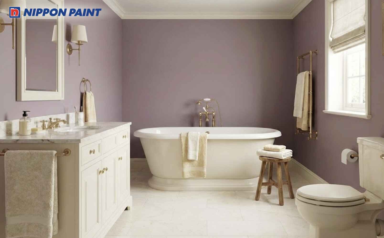 Sơn tường phòng tắm màu tím kết hợp nội thất trắng ngà nhạt giúp trung hòa Thủy - Hỏa