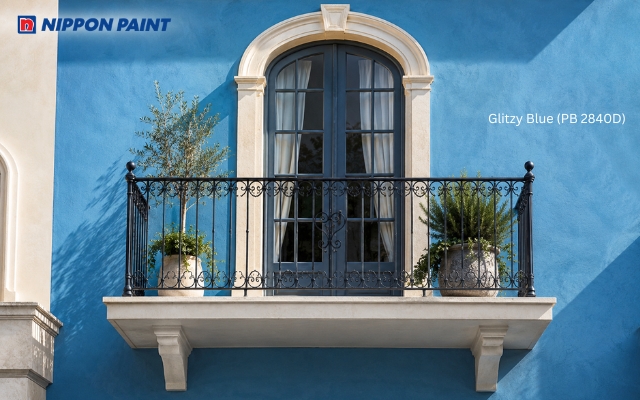 Glitzy Blue (PB 2840D) tạo điểm nhấn cho ban công phong cách Địa Trung Hải