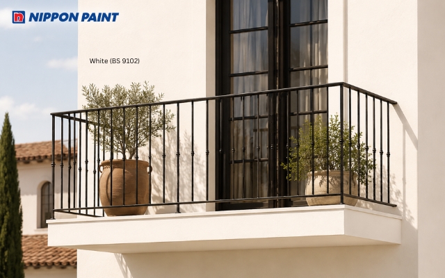 Tường màu White (BS 9102) tạo nền sáng, làm nổi bật chậu cây và lan can sắt