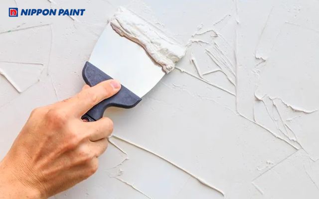 Bột trét là vật liệu được sử dụng để làm phẳng bề mặt tường và tạo nền ổn định cho lớp sơn