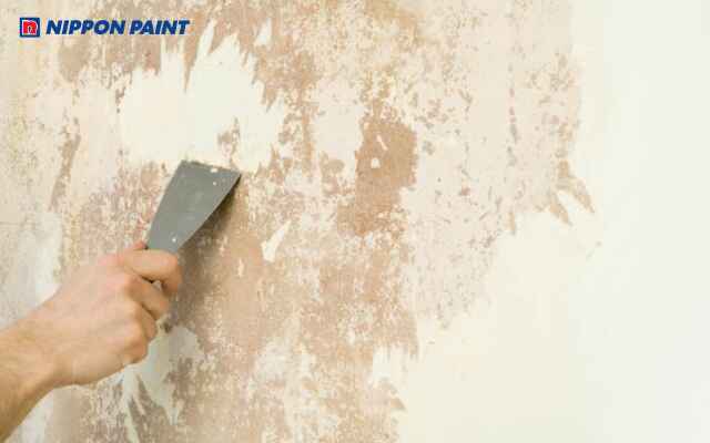 Làm sạch bề mặt tường trước khi xử lý các vết bẩn