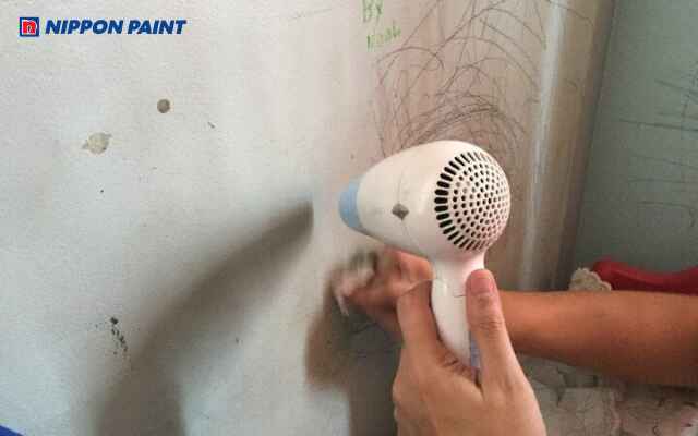 Máy sấy tóc làm mềm vết bút chì và sáp màu để lau dễ dàng