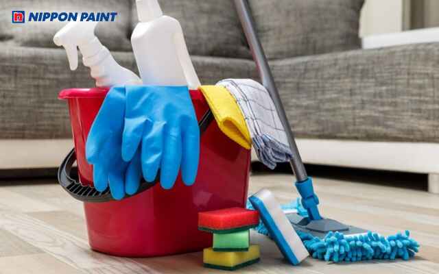 Cần chuẩn bị đầy đủ các dụng cụ để làm sạch bề mặt tường