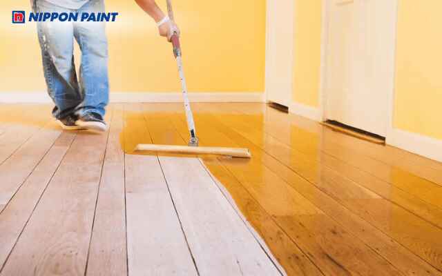 Sơn lớp giữa bảo vệ gỗ và tăng độ bóng nhẹ cho bề mặt