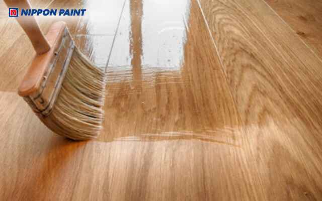 Dặm màu và phủ bóng giúp bề mặt mịn, đều và bền màu lâu dài