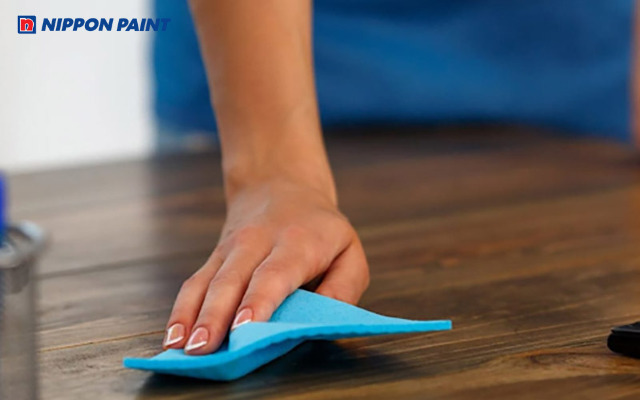 Bảo dưỡng và vệ sinh bề mặt sau sơn giúp màu MDF bền và đẹp lâu dài