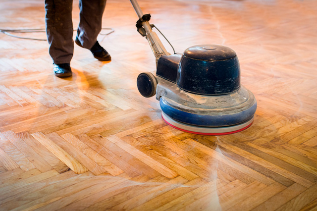 Máy chà sàn nhanh chóng đánh bay các vết sơn, cho sàn nhà sáng bóng