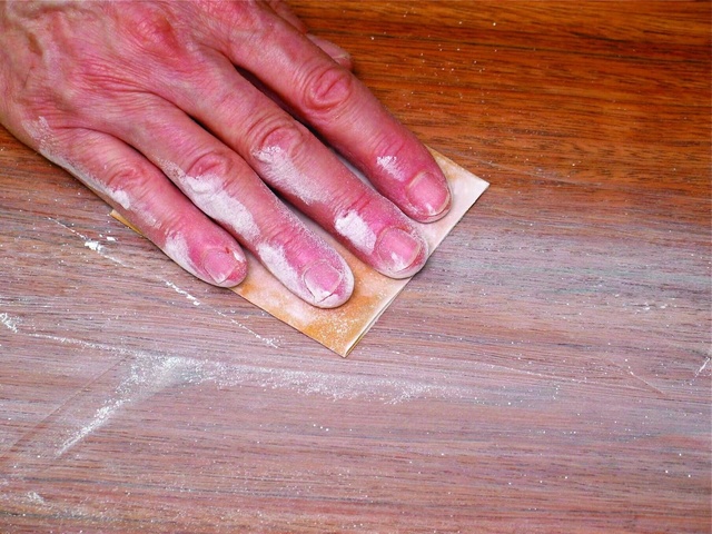 Cách tẩy sơn tường trên sàn nhà 3