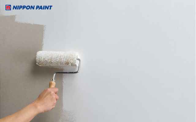 Quét và lăn sơn lót đều từ trên xuống dưới để lớp phủ mịn và chắc.