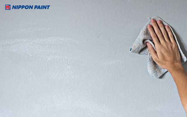 Chà nhám, trám vết nứt và làm sạch bề mặt giúp sơn lót bám chắc hơn