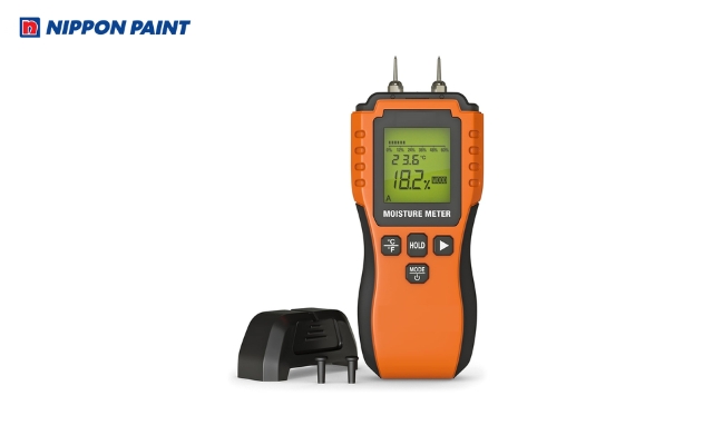 Dùng máy đo độ ẩm sẽ giúp bạn xác định chính xác độ ẩm của tường