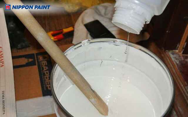 Pha loãng sơn PU bằng dung môi đúng tỉ lệ cho từng dụng cụ