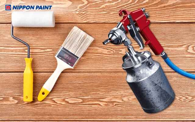 Dụng cụ pha sơn PU gồm cọ quét, con lăn và súng phun
