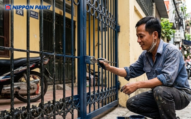 Sơn cửa sắt nên sơn từng chi tiết nhỏ đến lớn để kiểm soát lượng sơn phù hợp
