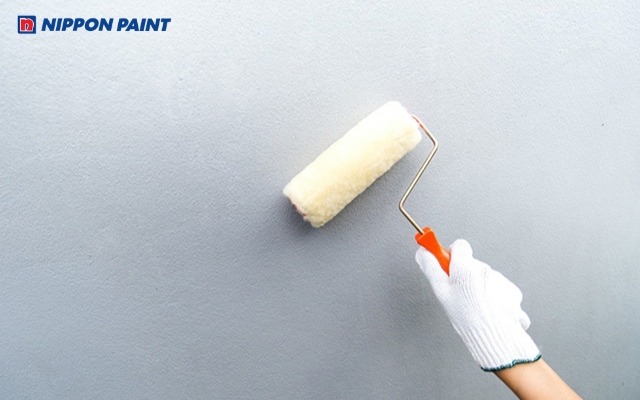 Trước khi tiến hành sơn, gia chủ cần đảm bảo bề mặt bằng phẳng, không lỗ mọt, hoặc nứt chân chim