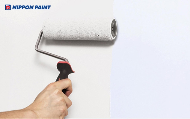 Gia chủ cần tiến hành sơn lót sau khi bề mặt đã phẳng mịn, ổn định