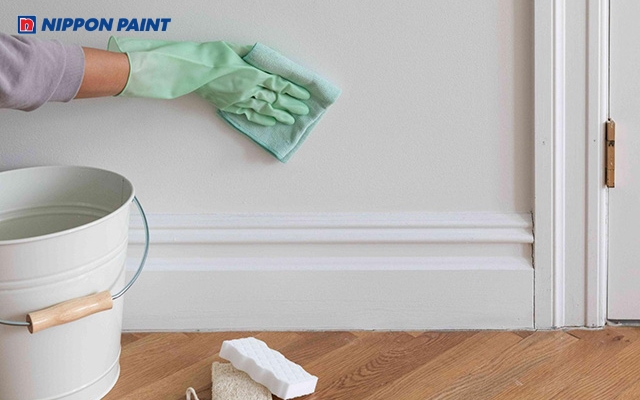 Gia chủ cần vệ sinh bề mặt sạch sẽ trước khi tiến hành sơn lót