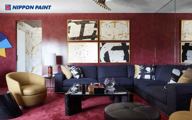 Phòng khách phối màu ghi xám, gỗ đậm, đỏ đô và xanh Sacramento nổi bật