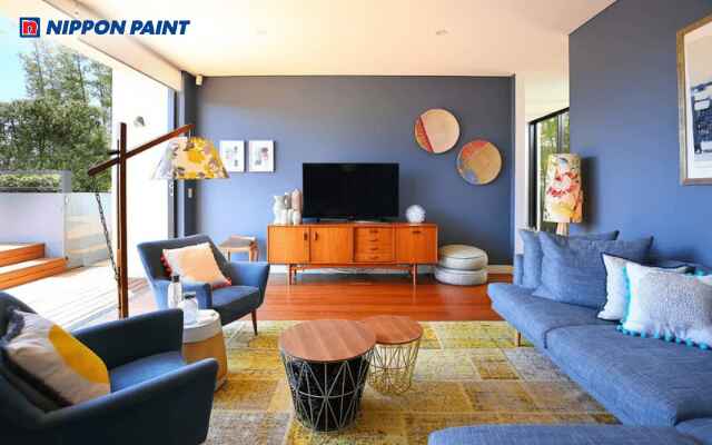 Phòng khách phối màu trắng, xanh dương và nâu cam hiện đại, sang trọng