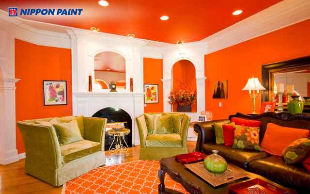 Tông màu nóng tạo không gian ấm áp và năng động cho phòng khách
