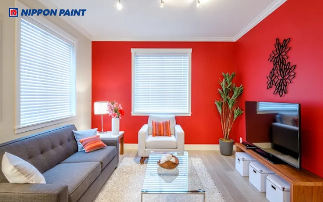 Phòng khách hiện đại phối màu trắng chủ đạo với điểm nhấn nội thất màu đỏ nổi bật thu hút ánh nhìn